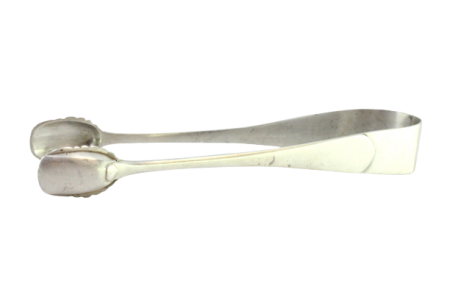 Pinça de açúcar em prata com recortes nas pinças em forma de conchas.