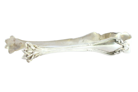 Pinça de açúcar em prata com relevos concheado e pinças em forma de garras.
