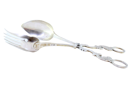 Pinça para salada em prata com colher e garfo relevados nos cabos.