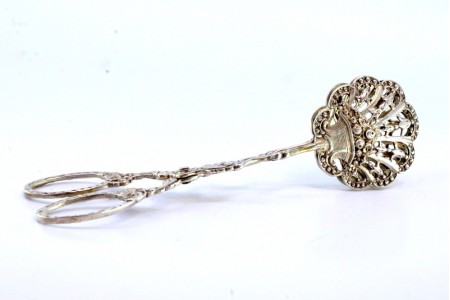 Pinça para salada ou pão em prata recortada nas conchas e hastes relevadas.