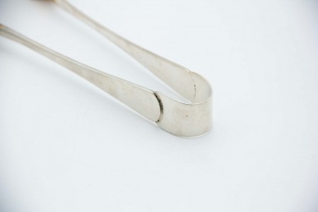 Pinça para gelo em prata com relevos