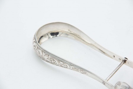 Pinça de prata recortada e relevada para pão ou saladas