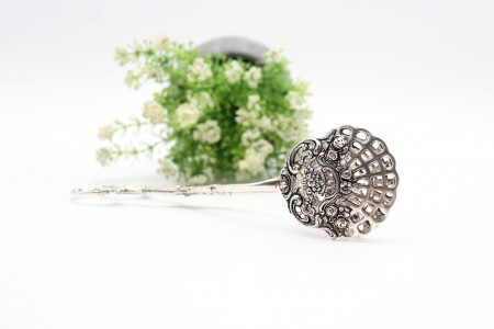 Pinça de salada ou pão em prata recortada e profusamente relevada com gravados 