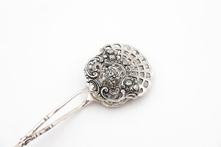 Pinça de salada ou pão em prata recortada e profusamente relevada com gravados 