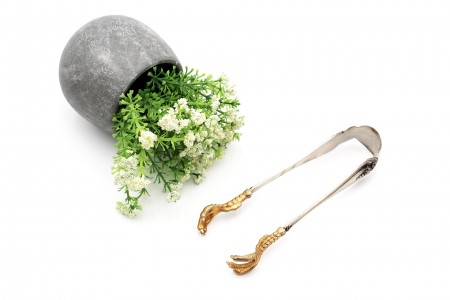 Pinça de gelo em prata com relevos no cabo e extremidades em forma de garras