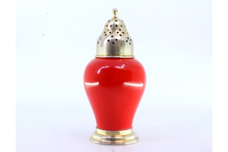 Polvilhador em prata dourada com estrutura em porcelana vermelha e base circular.