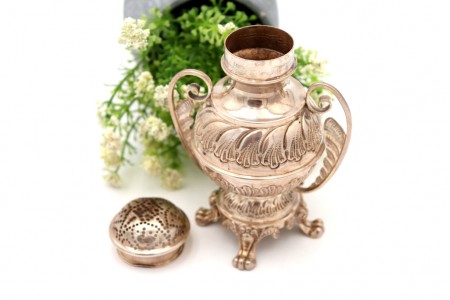  Polvilhador em prata com relevos e aplicações