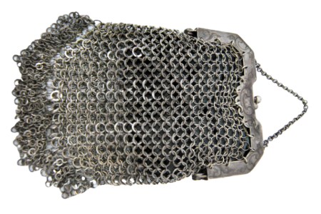 Porta moedas em malha de prata com interior forrado a tecido azul.