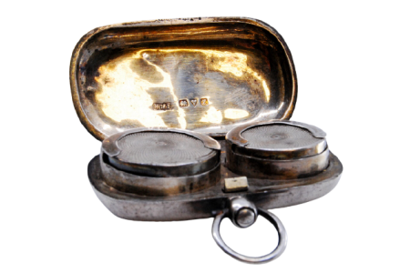 Caixa para moedas em prata com gravados e motivos florais.