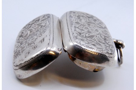 Caixa para moedas em prata com gravados e motivos florais.