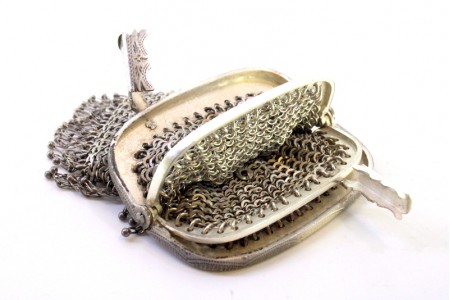 Porta moedas de prata em malha dupla com duas divisórias e pingentes suspensos em forma de bolas.