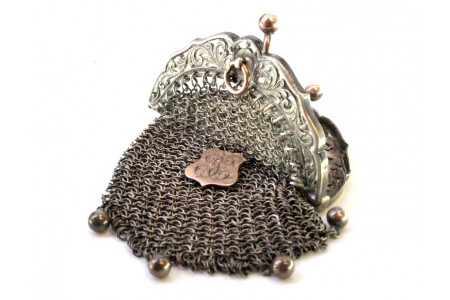 Bolsa porta moedas em malha de prata com cartela para monograma 