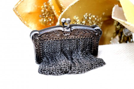  Porta moedas em malha de prata com relevos no arco