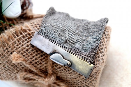 Porta moedas em malha dupla de prata com abertura basculante