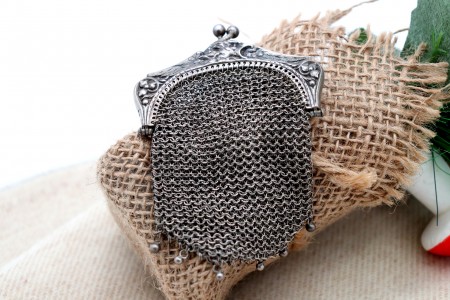 Porta moedas em malha de prata com relevos no arco