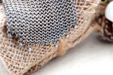 Porta moedas em malha de prata com relevos no arco