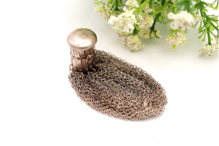 Porta moedas em malha de prata com tampa lisa