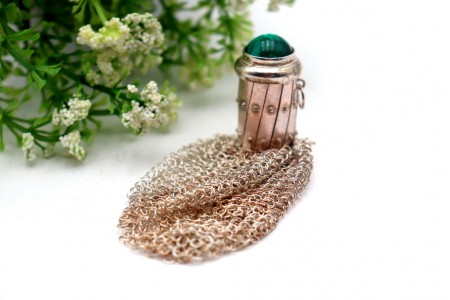 Porta moedas em malha de prata com cabochão verde e argola de suspensão