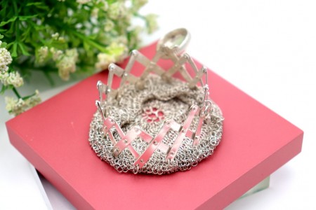 Bolsa porta moedas em malha de prata com cão na tampa e argola de suspensão