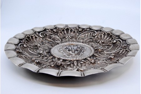 Bandeja em prata concheada e motivos florais relevados envolvendo escudo de Portugal.