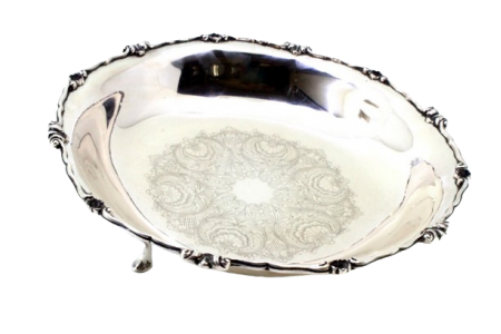 Fruteira em prata com gravados no centro e relevos na envolvência do bordo