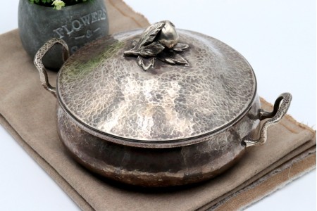 Terrina de sopa em prata martelada com pomo em forma de fruto na tampa