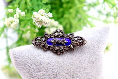 Pregadeira em prata e ouro com lascas de diamantes e esmalte azul