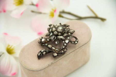 Pregadeira de prata e ouro em forma de flor com diamantes (43) em talhe rosa.