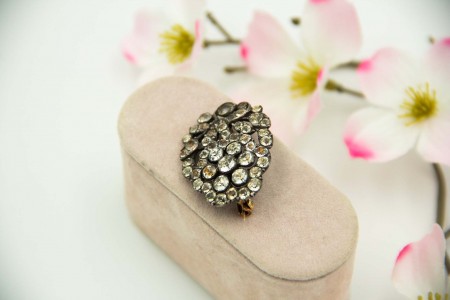 Pregadeira de prata e ouro com strassa aplicados.