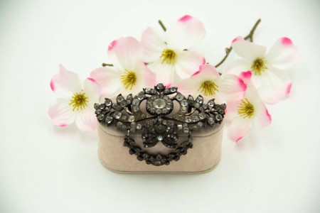 Pregadeira de prata com pedras e motivos florais