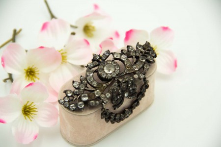 Pregadeira de prata com pedras e motivos florais