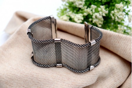 Pulseira em prata tipo rede com aplicações e pedras em talhe brilhante