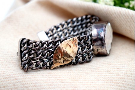 Pulseira em prata e ouro com três bandas em forma de barbela, folhas e madrepérolas.