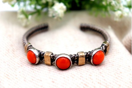 Pulseira em prata e ouro em formato retorcido e três cabochões laranja