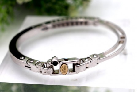 Pulseira em prata com recortes e três elos articulados