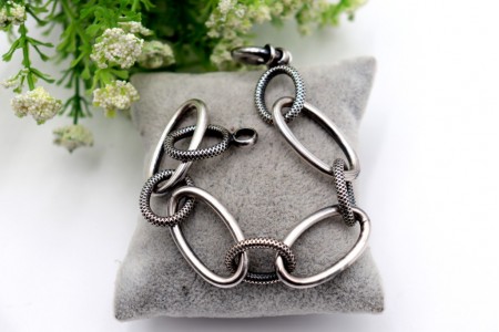  Pulseira em prata com elos alternados lisos e relevados.