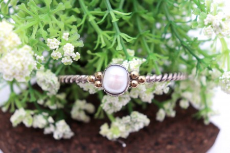 Pulseira em prata torcida em forma de corda e adornada com madre pérola