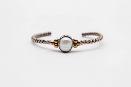 Pulseira em prata torcida em forma de corda e adornada com madre pérola