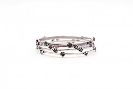 Conjunto de quatro pulseiras tipo escrava em prata lisa e adornadas com flores