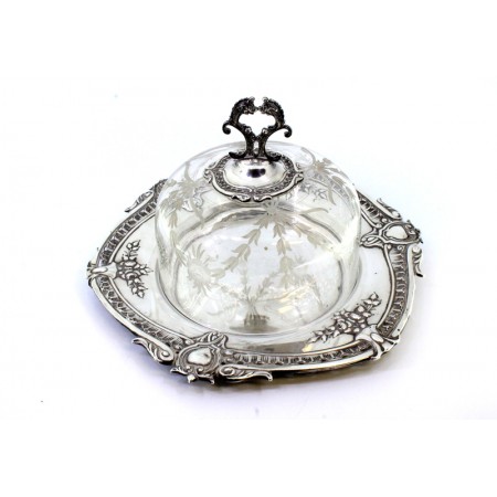  Queijeira de prata relevada com recortes e campânula em vidro gravado a ácido com pomo recortado.