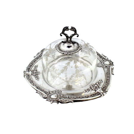 Queijeira de prata relevada com recortes e campânula em vidro gravado a ácido com pomo recortado.