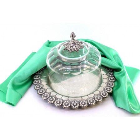 Queijeira em prata com vidro lapidado,  pomo na tampa com relevos e motivos florais na bordadura.