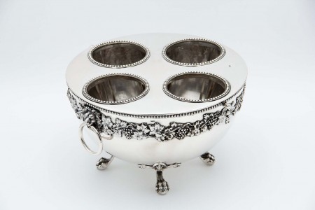 Refrescador em prata com capacidade para quatro garrafas