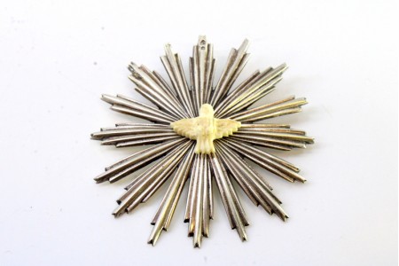 Resplendor em prata relevada com Santo Espírito e argola de suspensão.