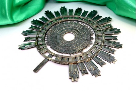 Resplendor em prata simbolizando o Sol e os seus raios com relevos 