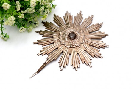 Resplendor de prata com relevos e pedra forrada em formato sectavado