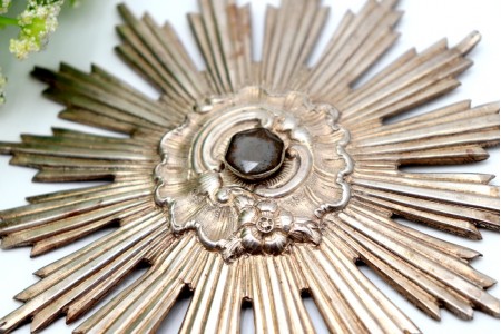 Resplendor de prata com relevos e pedra forrada em formato sectavado