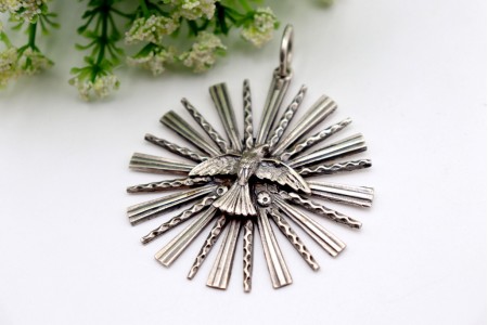 Resplendor em prata com aplicação da pomba da paz e argola de suspensão