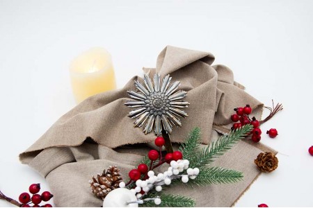  Resplendor em prata com motivos florais relevados.