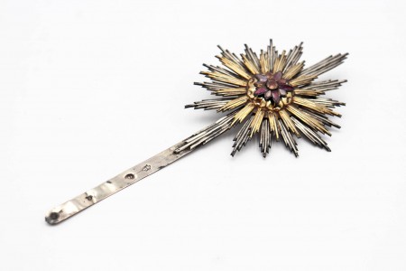 Resplendor de prata bicolor com relevos e quartzes forrados no centro